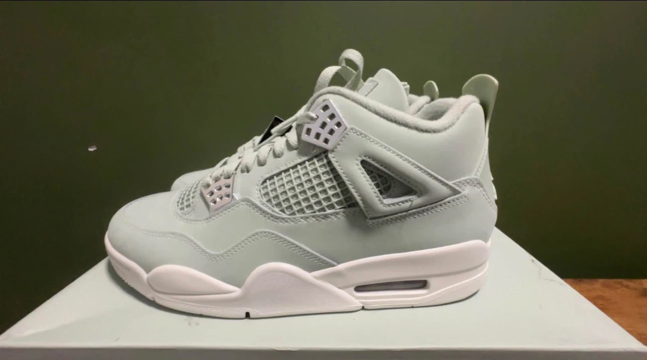 Air Jordan 4 Retro SE Light Smoke Grey