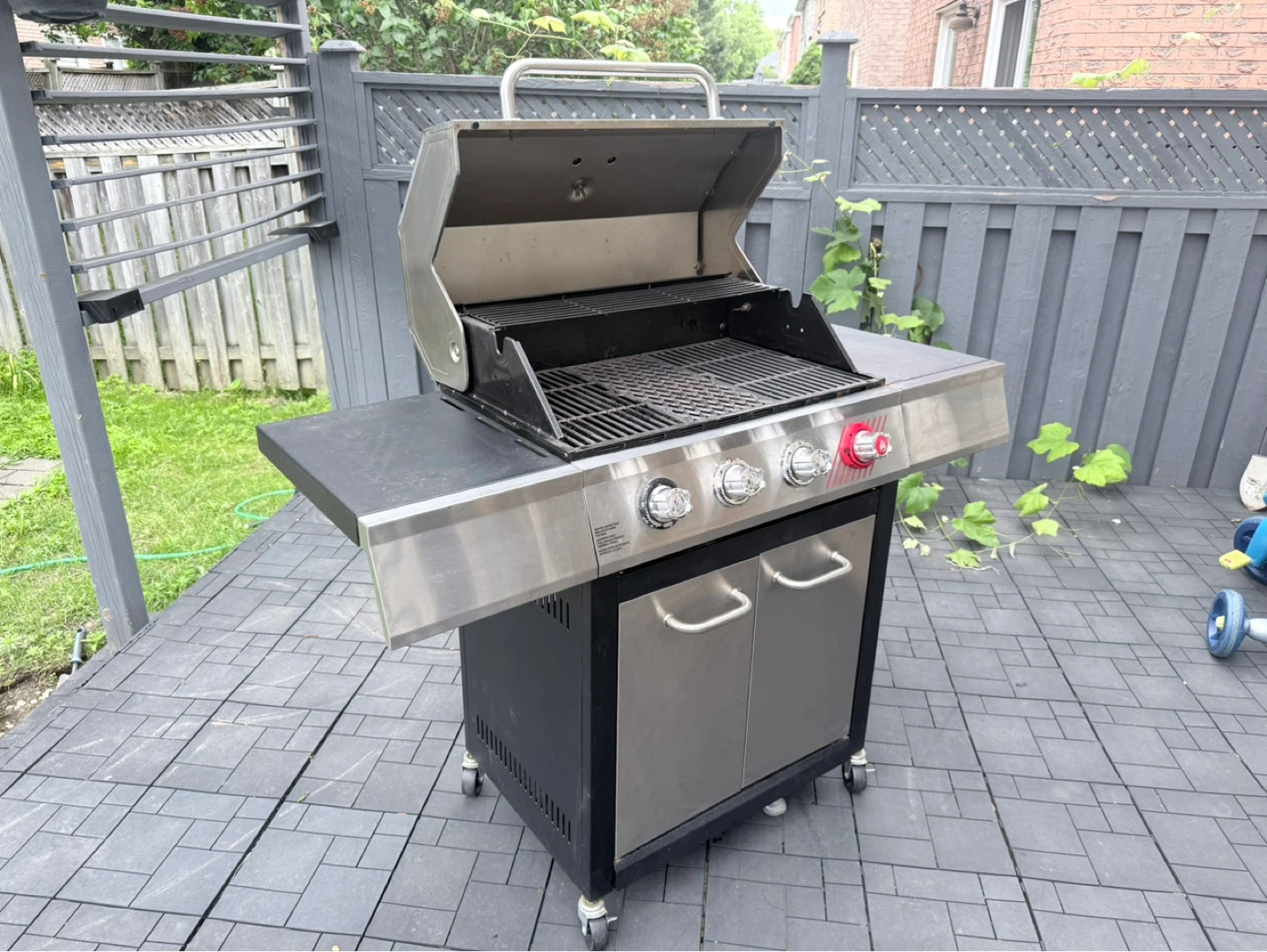 🔥 Dyna-Glo Stainless Steel Propane BBQ Grill – Great Condition 🔥 - photo 2
