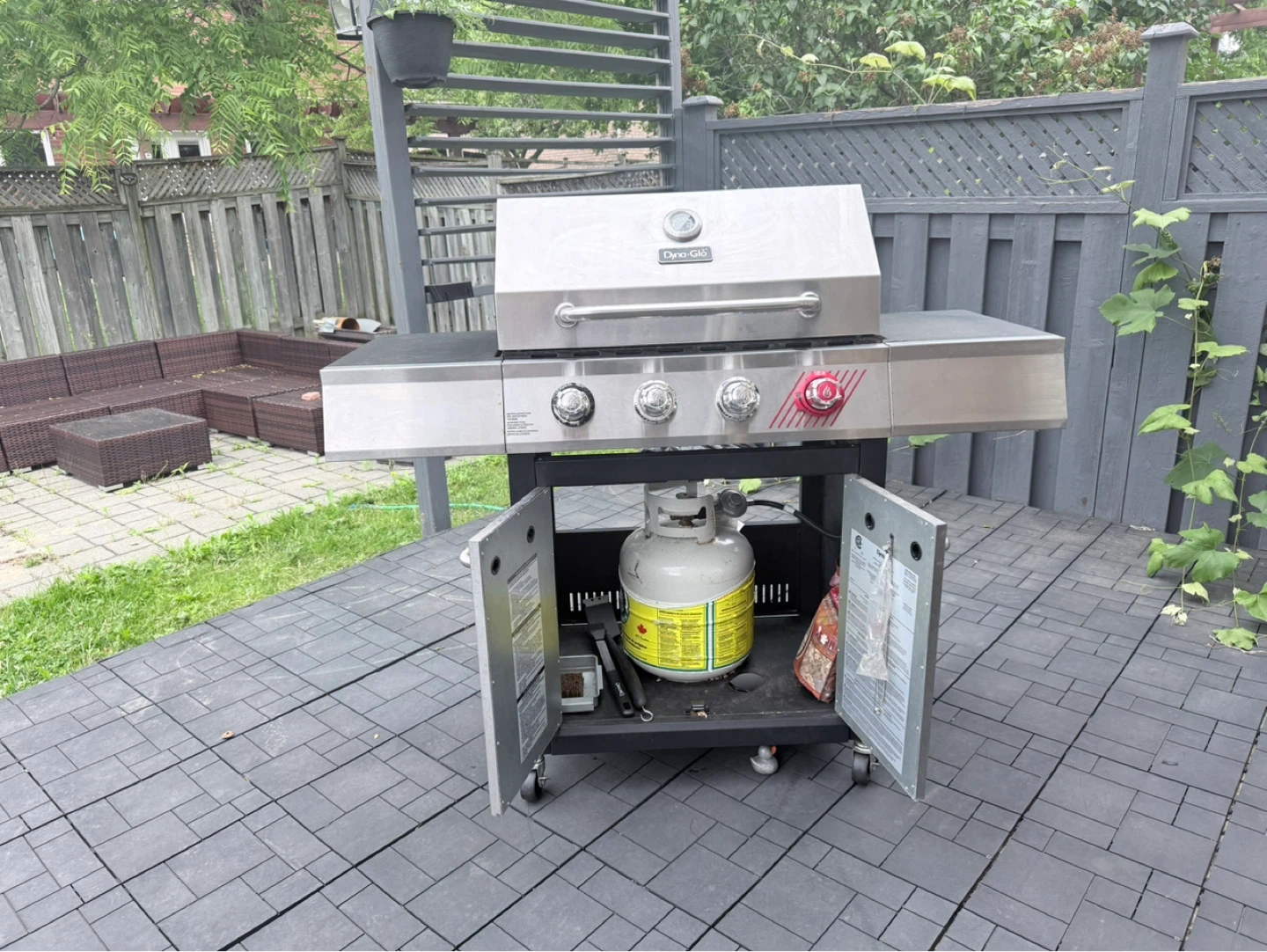🔥 Dyna-Glo Stainless Steel Propane BBQ Grill – Great Condition 🔥 - photo 3