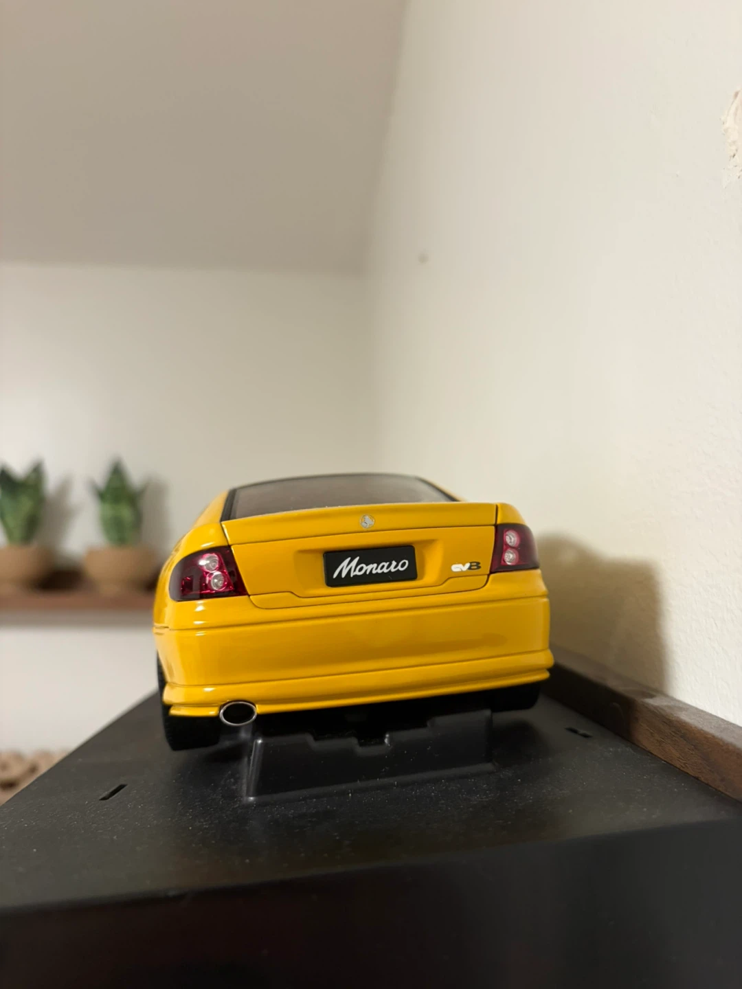 Auto Art Yellow Holden Monaro V8 Model Car - photo 2