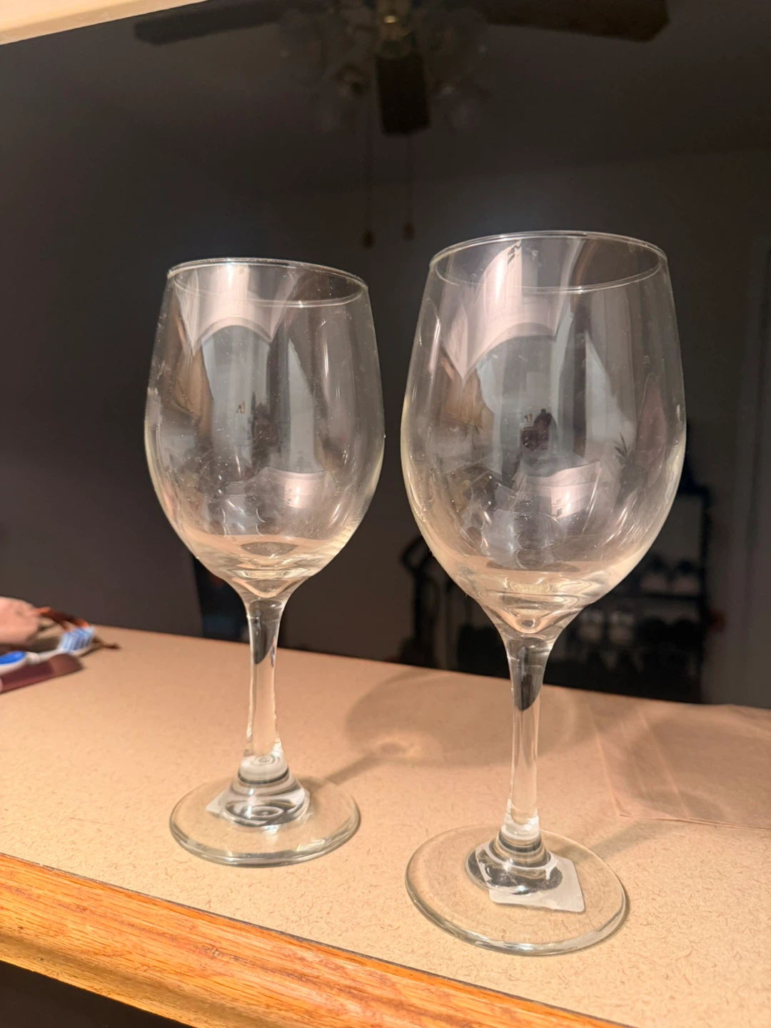 Set of 2 Clear Wine Glasses