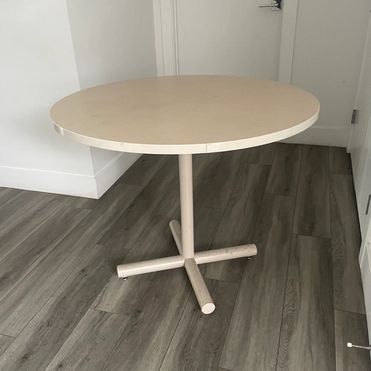Round Dining Table - photo 5