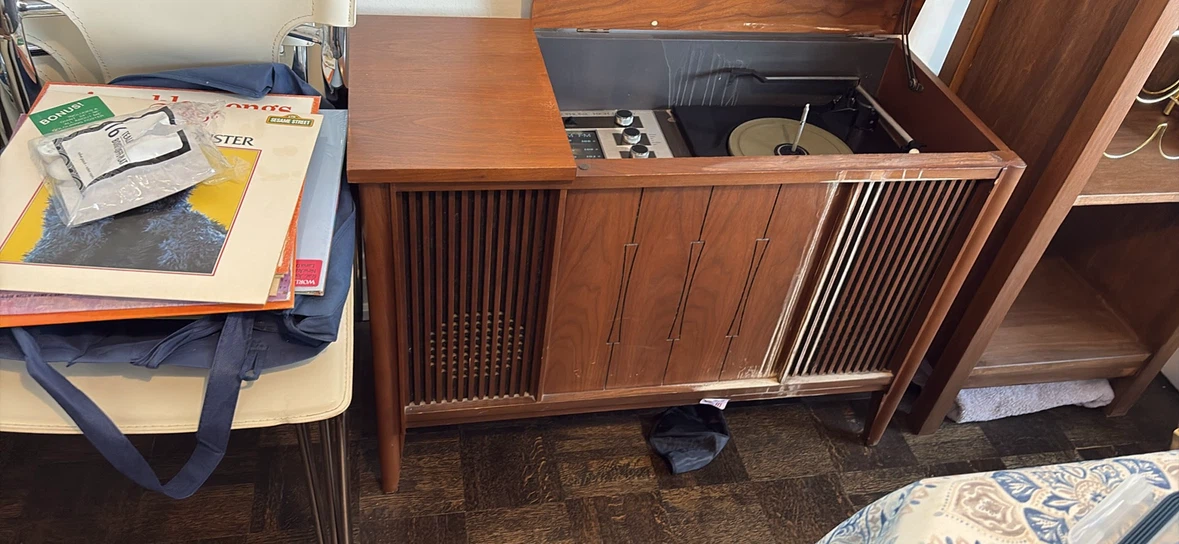 FREE Fun Project Alert! Vintage Record Player Cabinet - photo 2