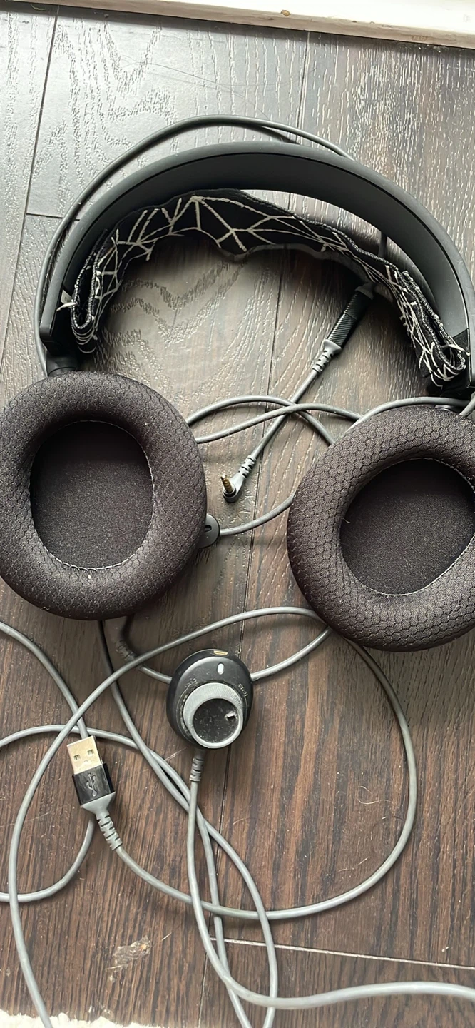 Accessories and SteelSeries Arctis 5 Gaming Headset