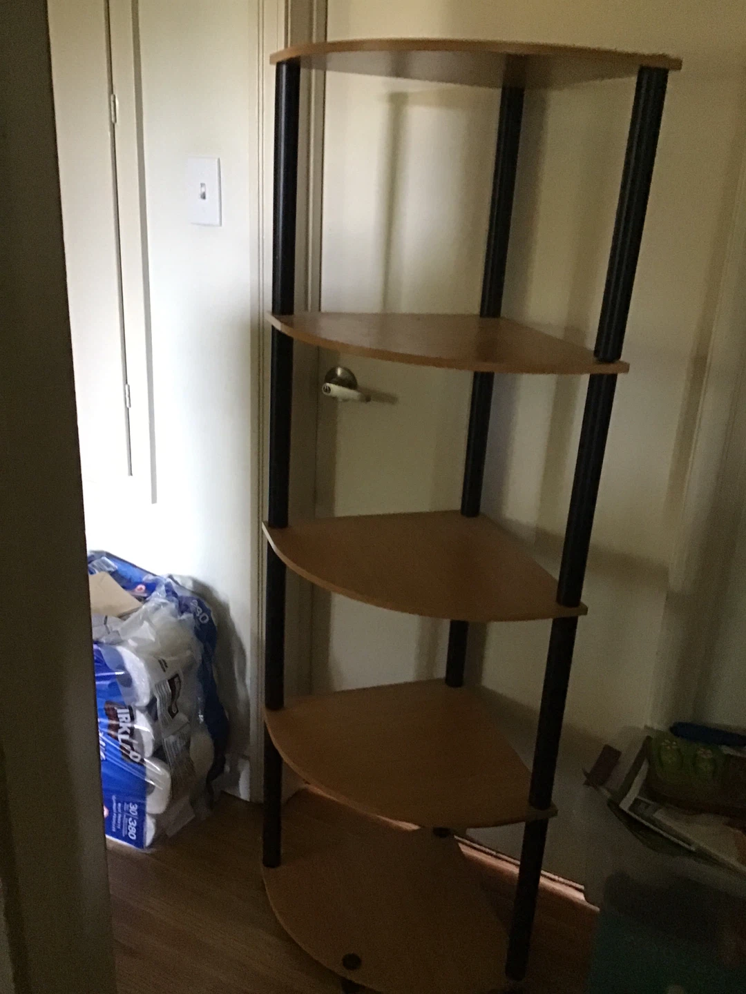 Corner shelf