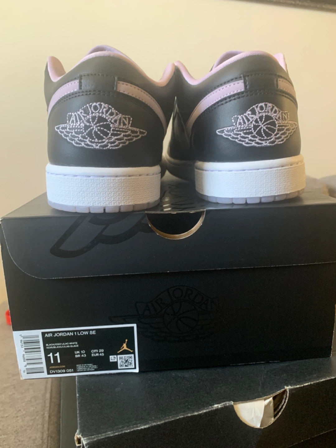 Air Jordan 1 Low SE Black/Iced Lilac-White - photo 2