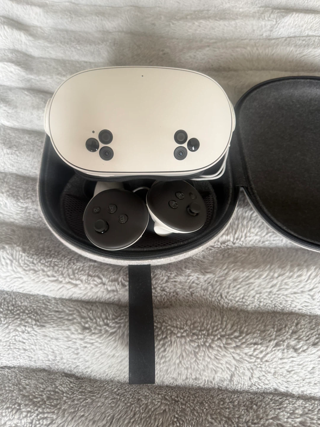 Meta Quest 3S VR Headset with Controllers and Case - photo 2