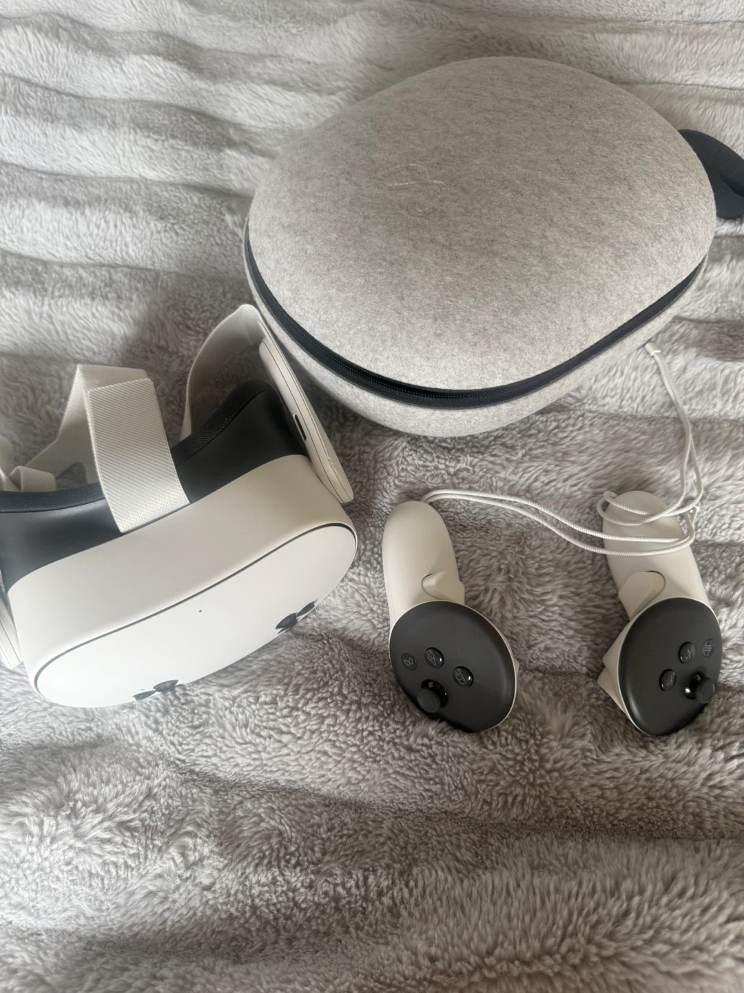 Meta Quest 3S VR Headset with Controllers and Case - photo 3