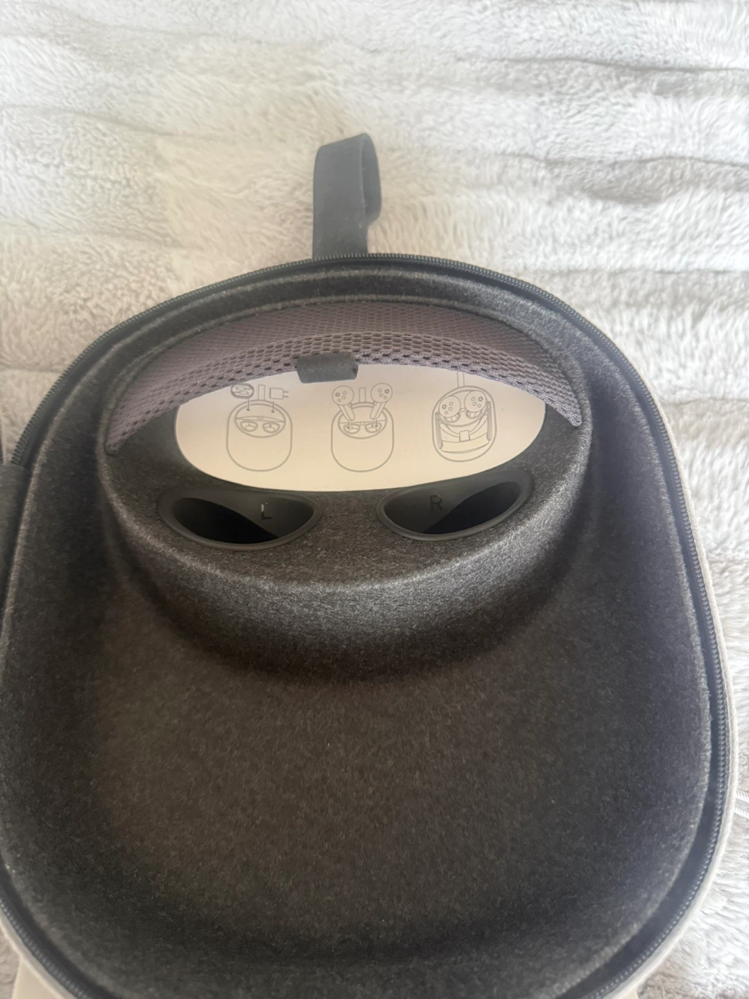 Meta Quest 3S VR Headset with Controllers and Case - photo 4