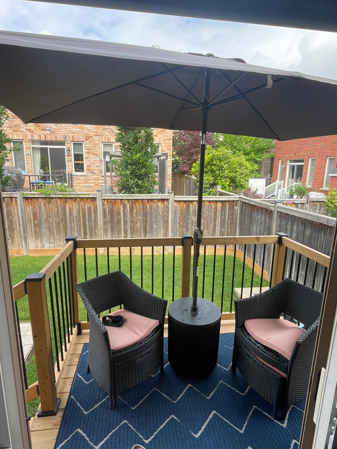 Outsunny 6.5 x 10 ft Patio Umbrella – Like New - photo 3