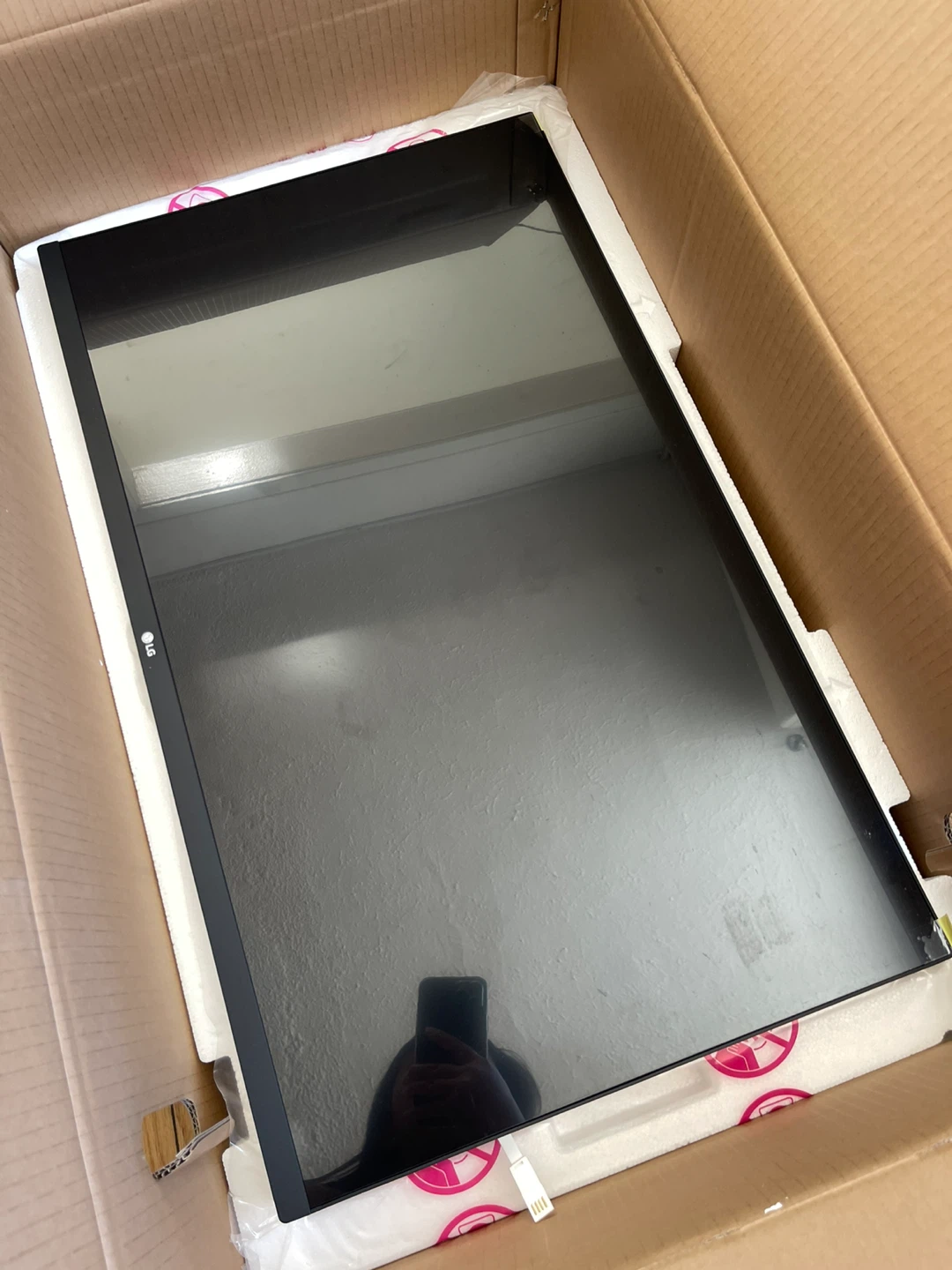 LG 32” 4K UHD Monitor - photo 2