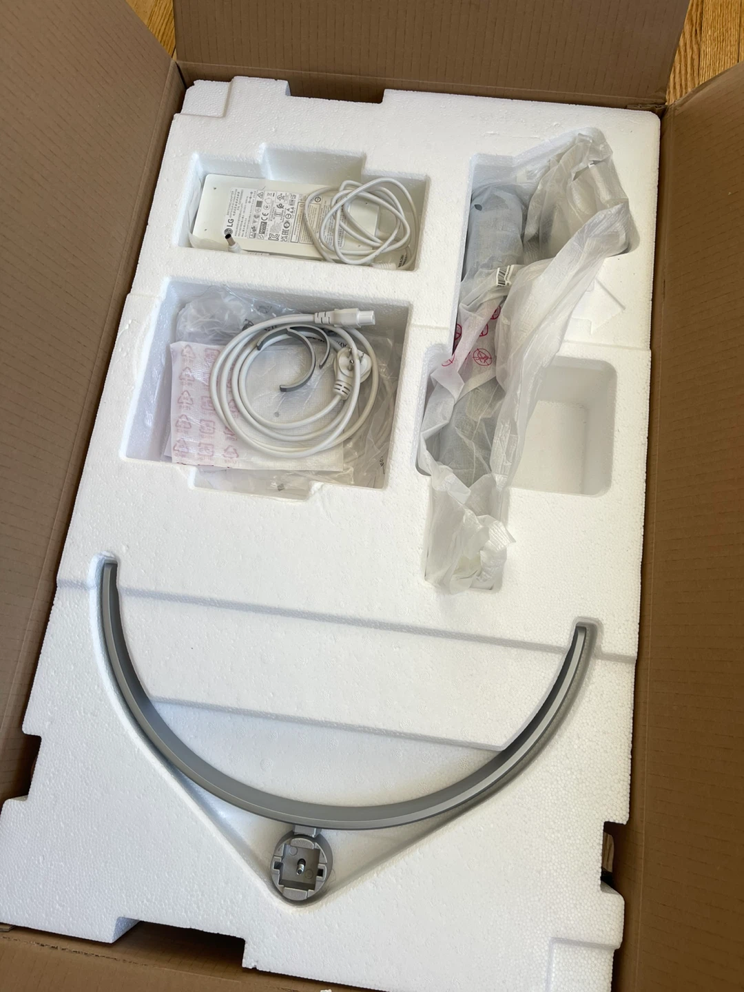LG 32” 4K UHD Monitor - photo 4