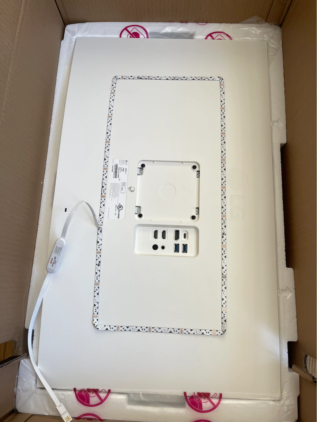 LG 32” 4K UHD Monitor - photo 3