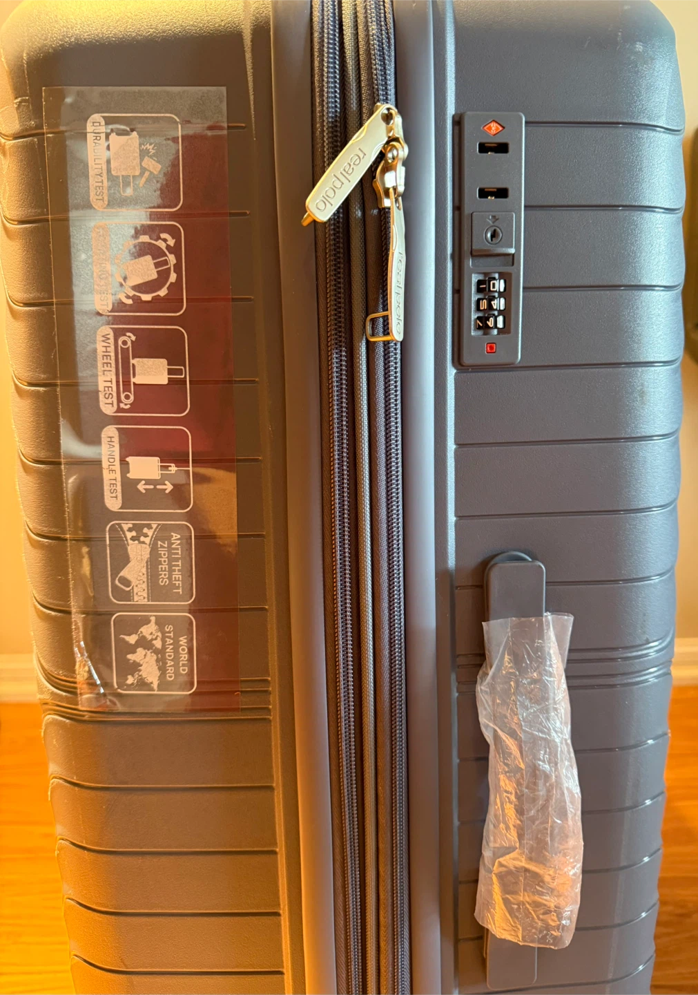 Large Hardside Spinner Suitcase ✈️ – USED ONCE/ Like-new! - photo 4