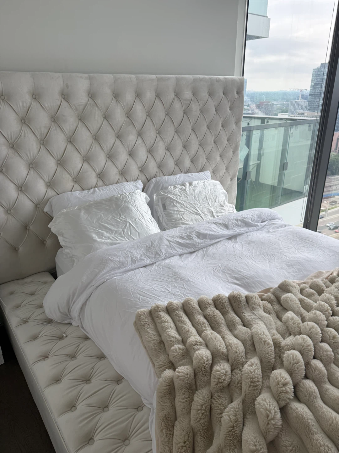White Upholstered Platform Storage Bed - photo 3
