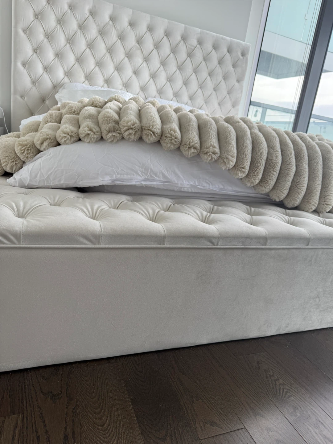 White Upholstered Platform Storage Bed - photo 5