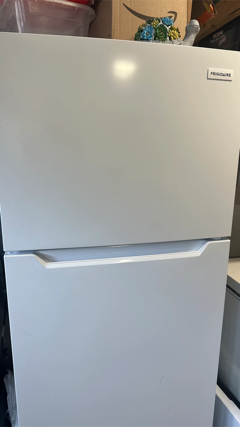 Frigidaire Refrigerator - photo 3