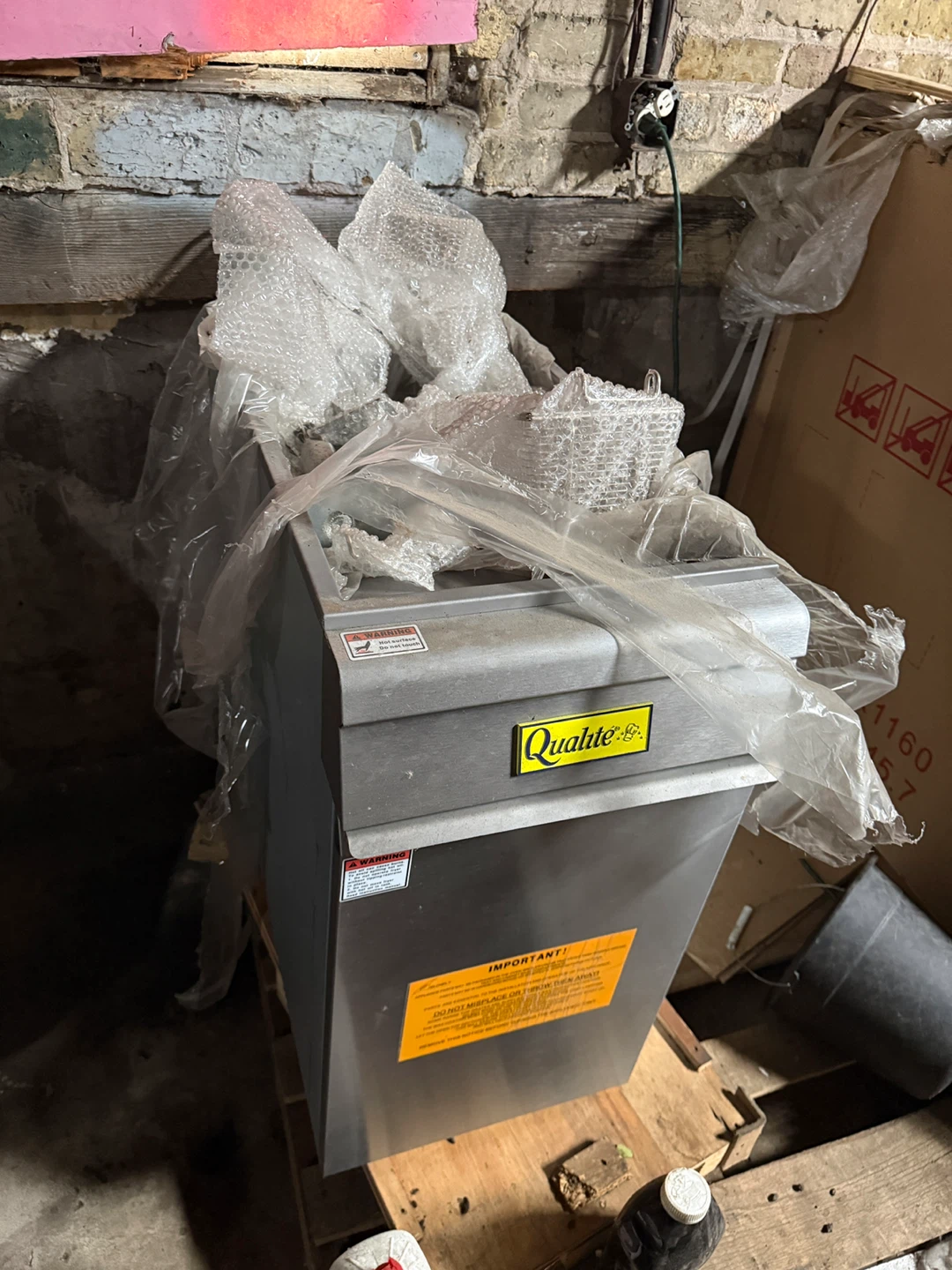 Qualite QL-9- Fryer, 35-40 Ibs capacity, Liquid Propane NEW