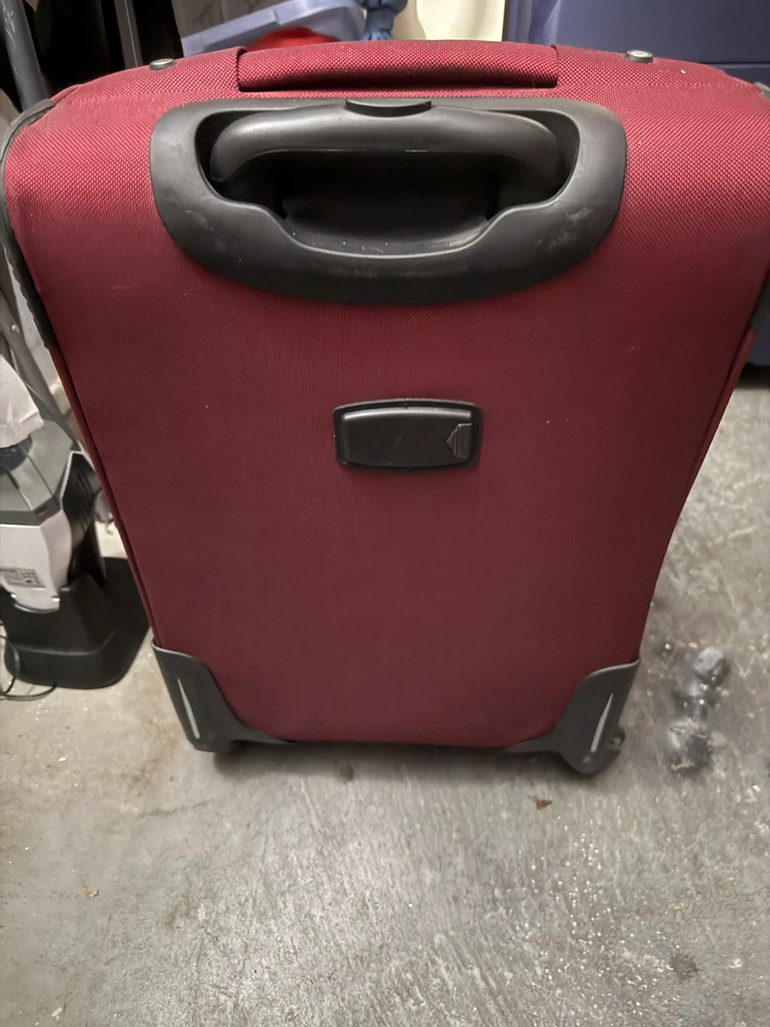 Red carry on suitcase - photo 2