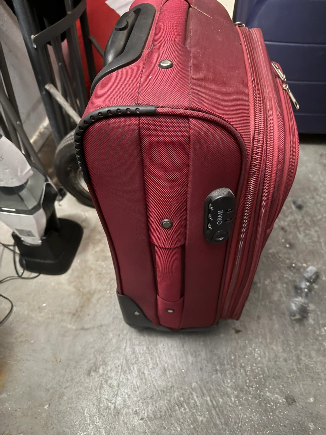 Red carry on suitcase - photo 4