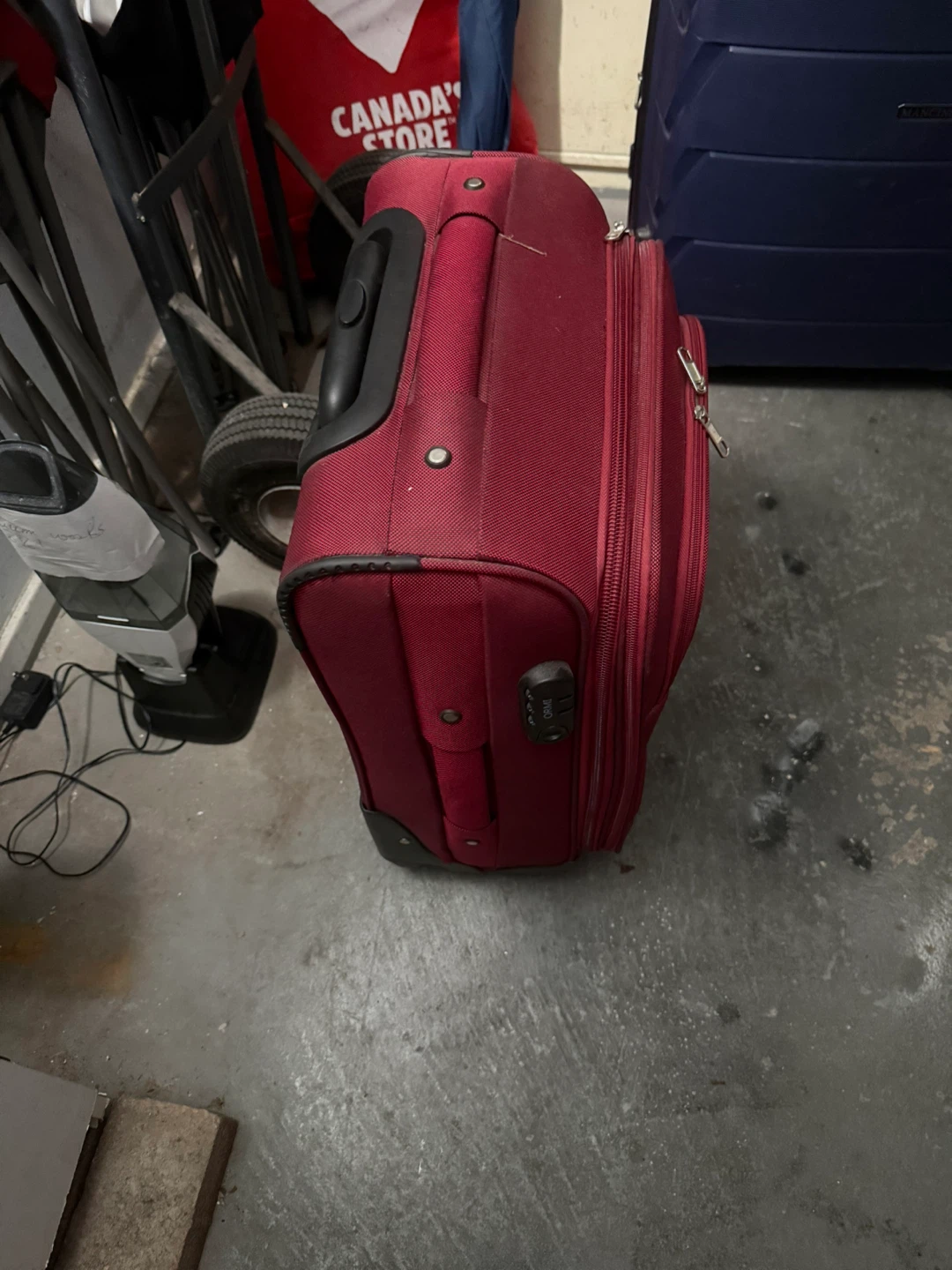 Red carry on suitcase - photo 5