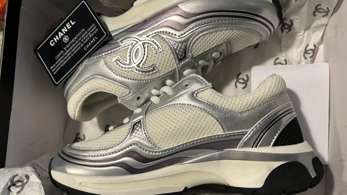 Chanel Baskets neuves argentées et blanches