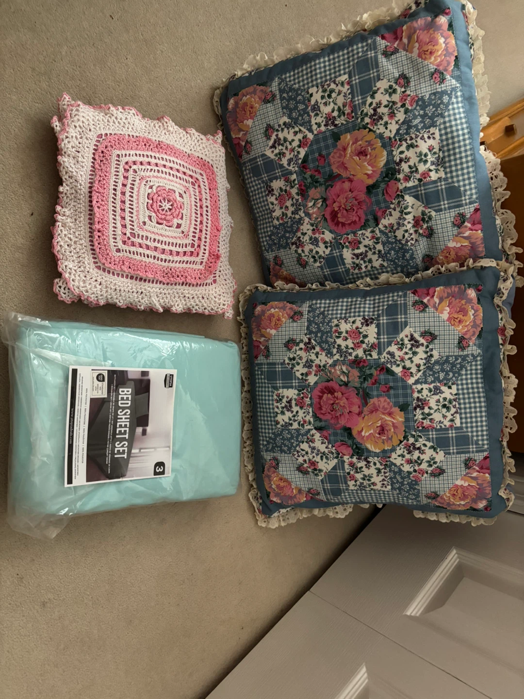 Cushions/ twin bedding