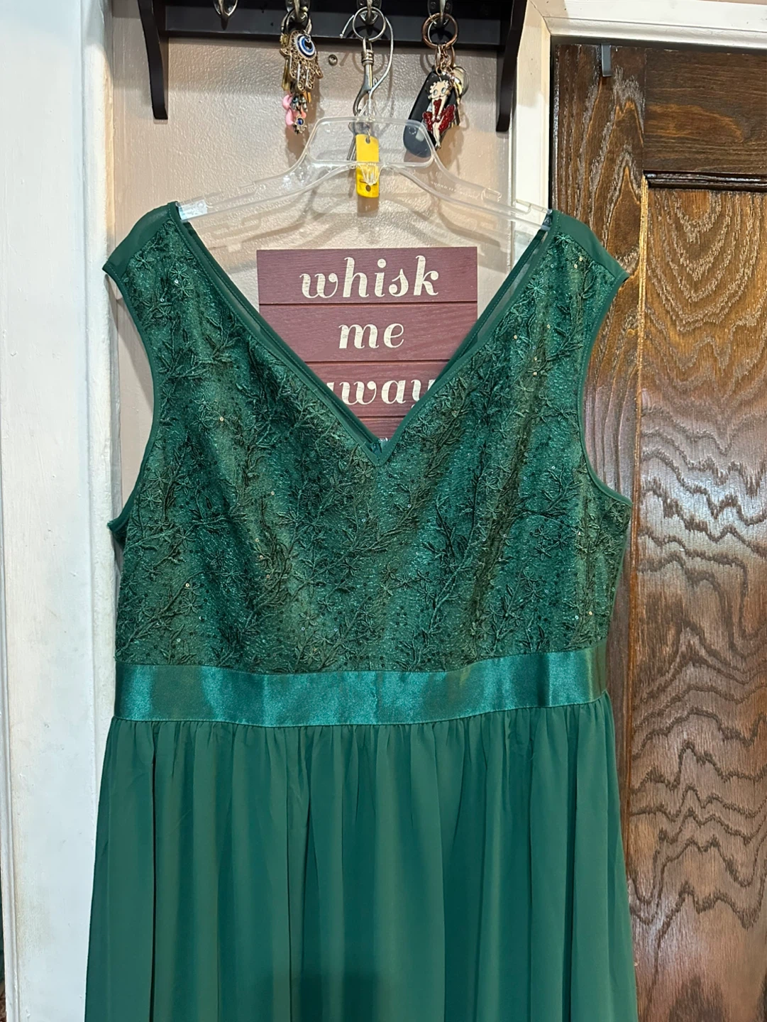 Elegant Green Maxi Dress with Lace Bodice - photo 2