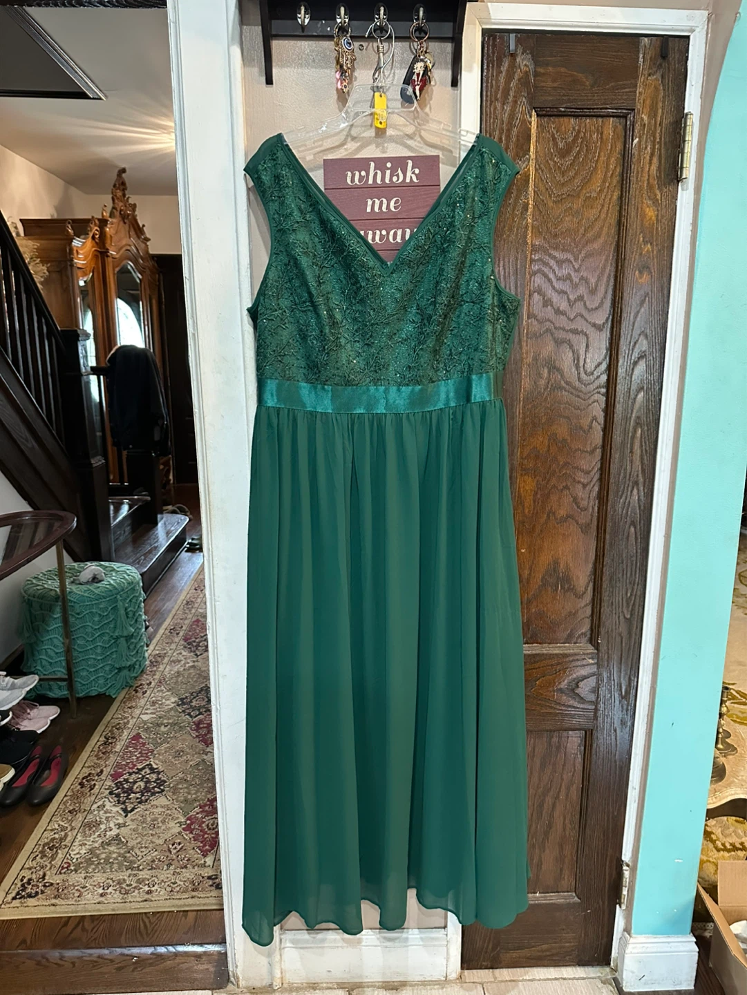 Elegant Green Maxi Dress with Lace Bodice