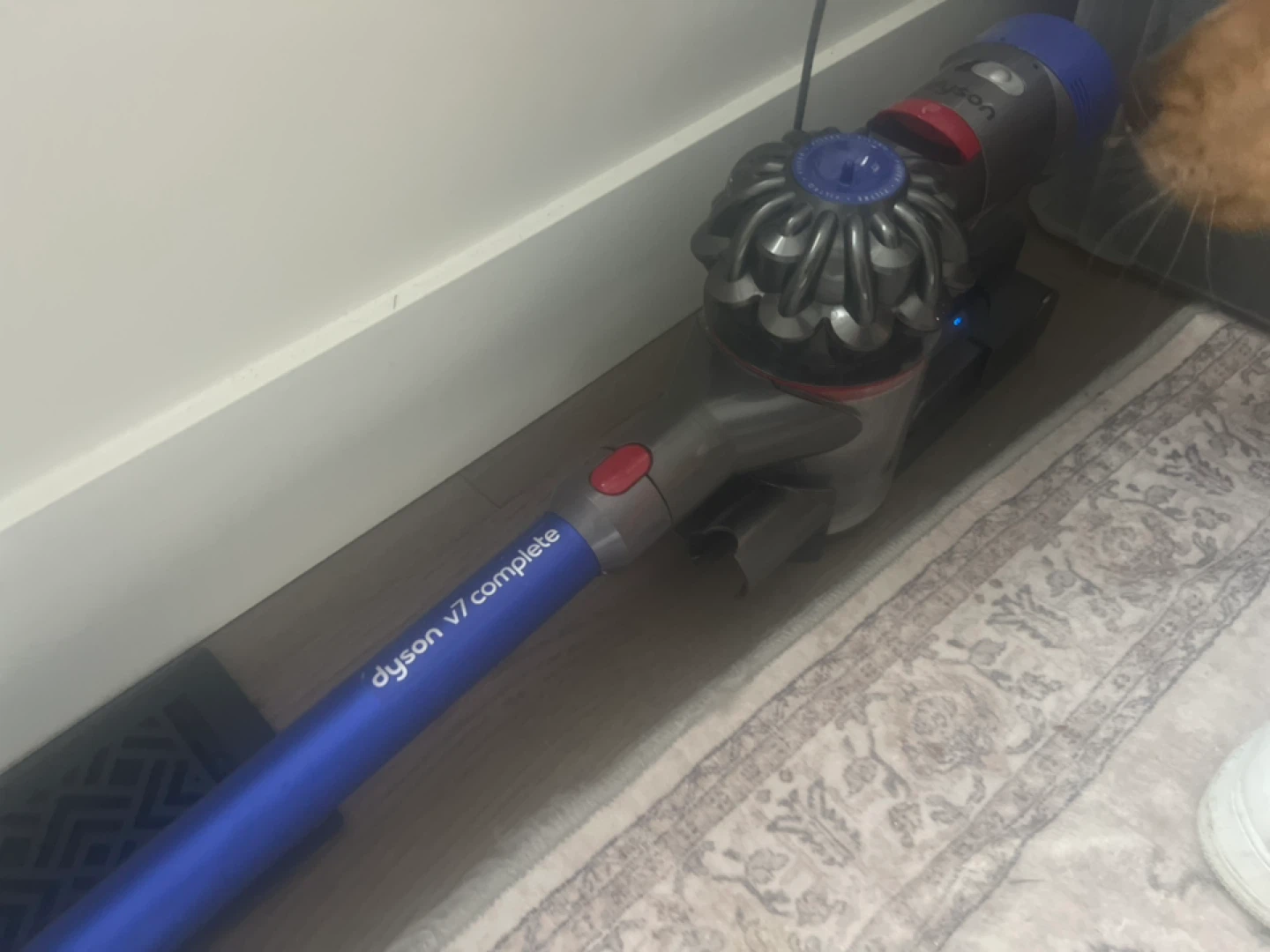 Dyson V7 Cordless Vacuum Cleaner with Accessories