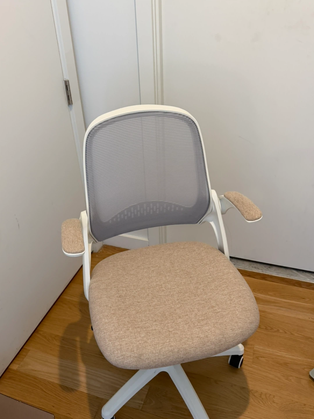 White Mesh Office Chair - photo 2