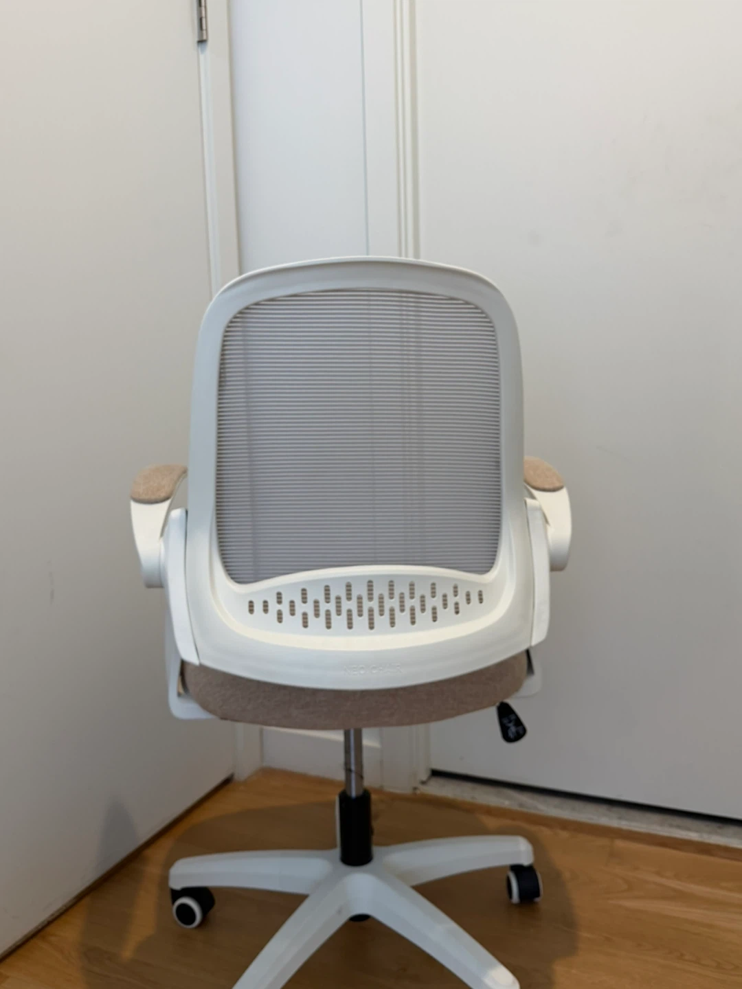 White Mesh Office Chair - photo 3
