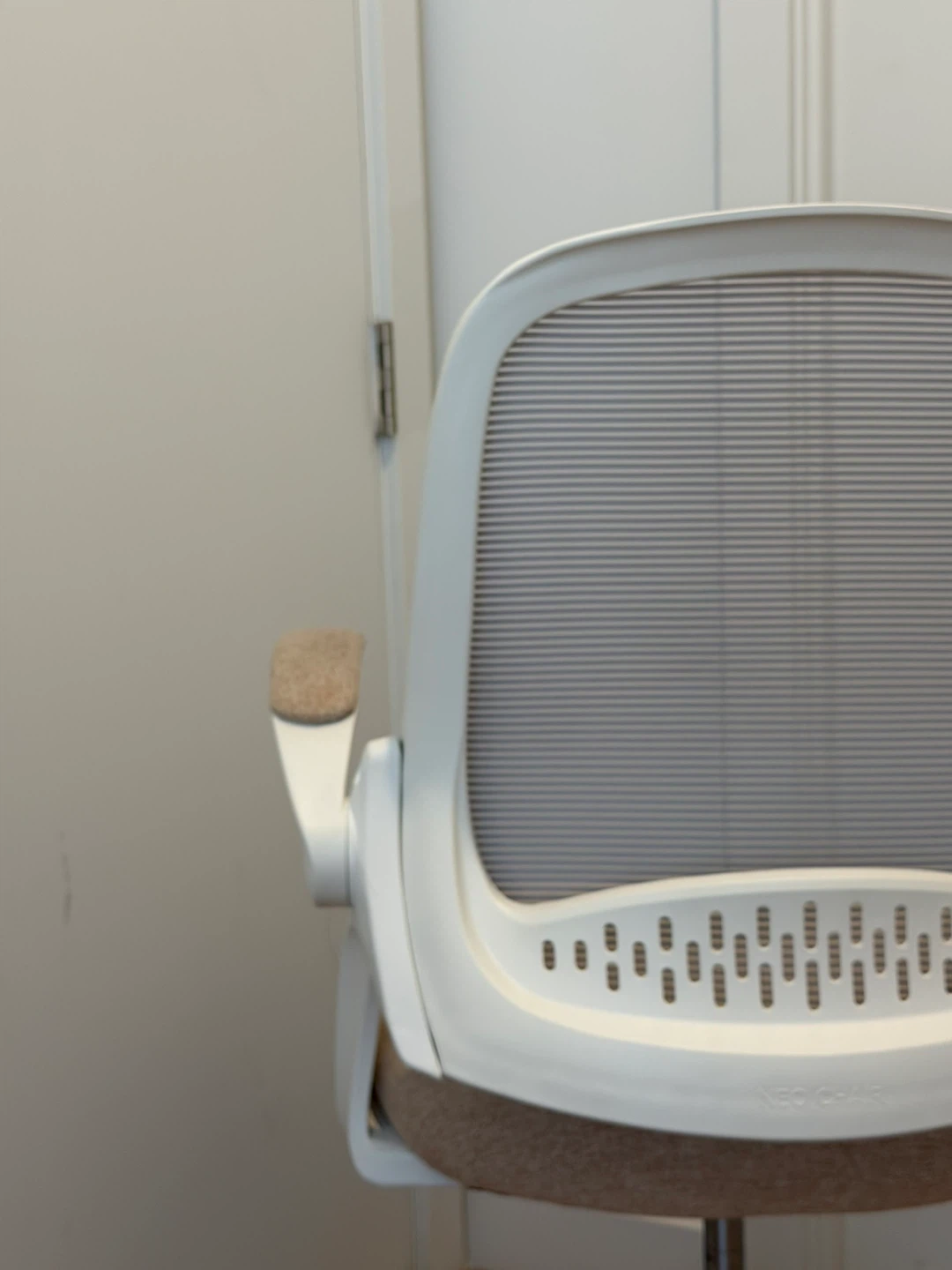 White Mesh Office Chair - photo 4