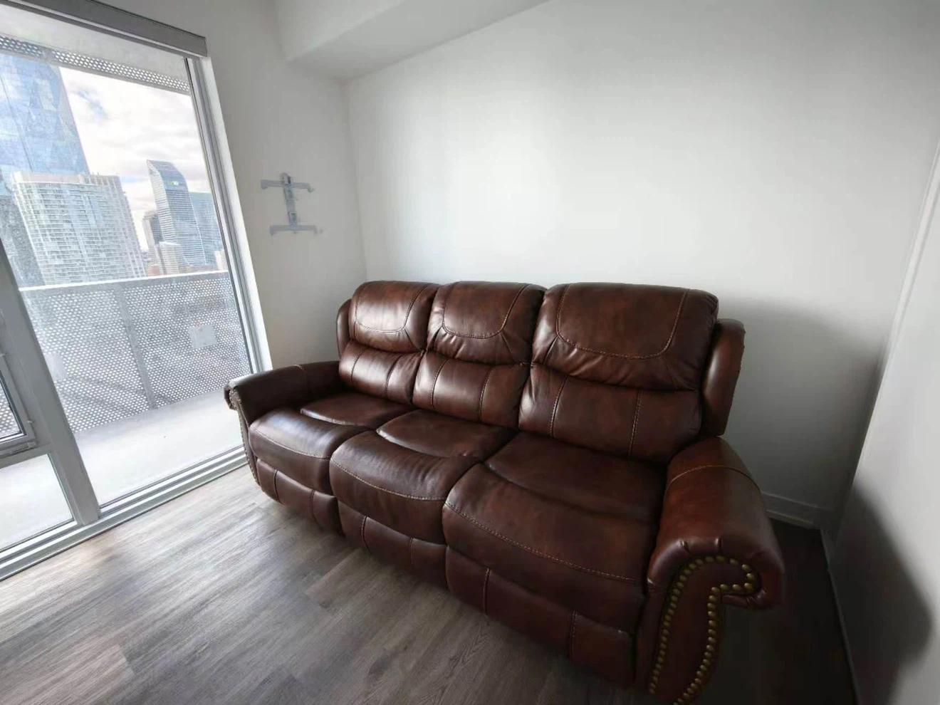 Perfect condition quality leather couch/recliner - photo 2