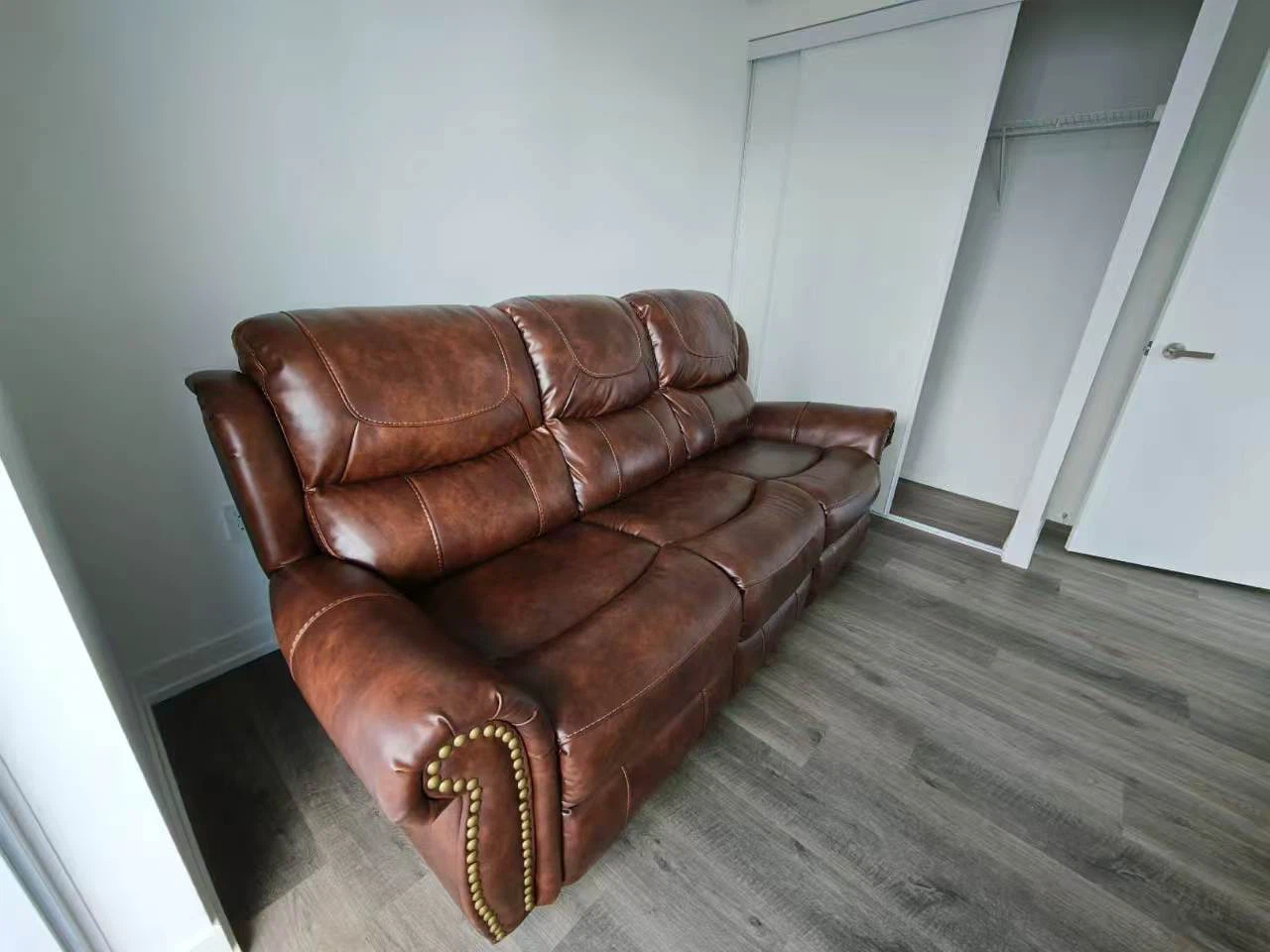 Perfect condition quality leather couch/recliner - photo 3