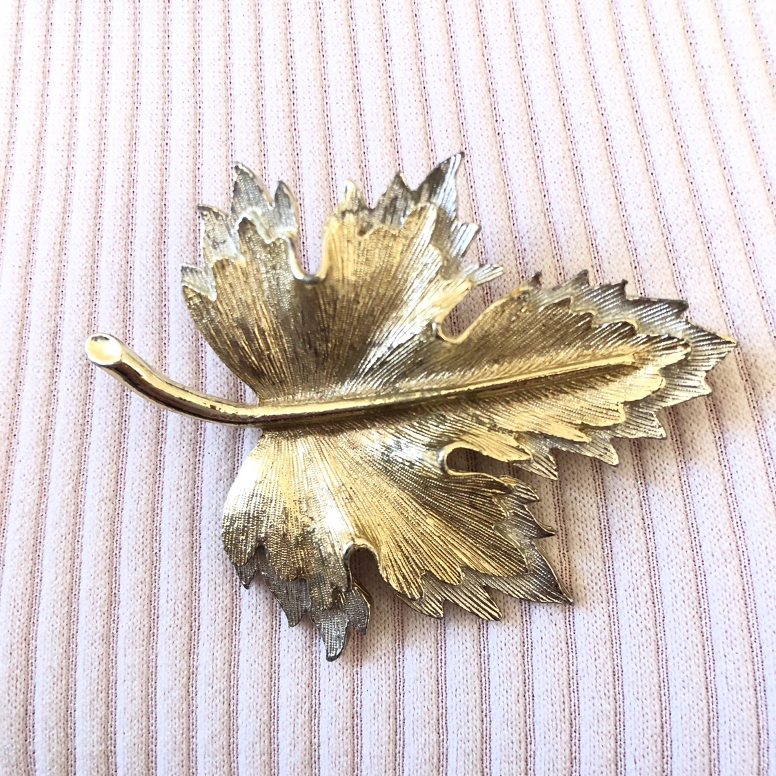 Sarah Coventry Gold Tone Leaf Brooch Pin