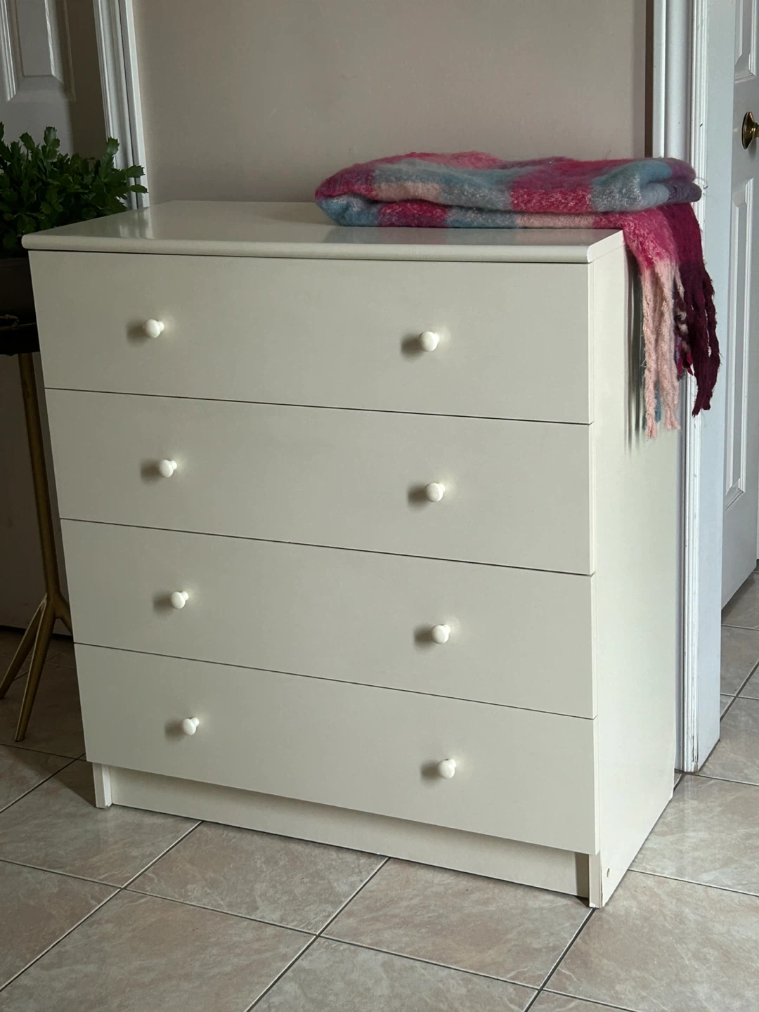 Offwhite 4-Drawer Dresser