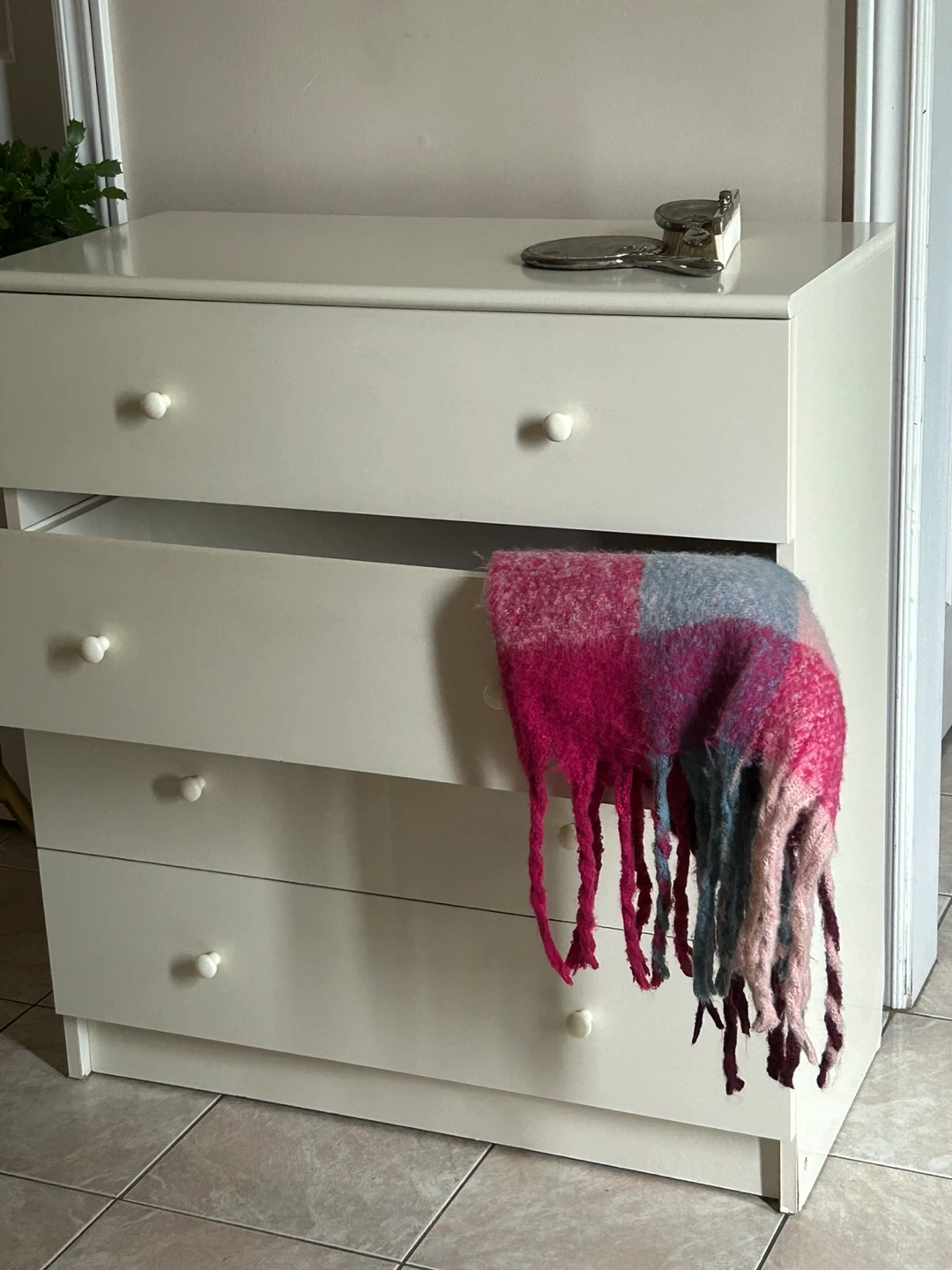 Offwhite 4-Drawer Dresser - photo 2