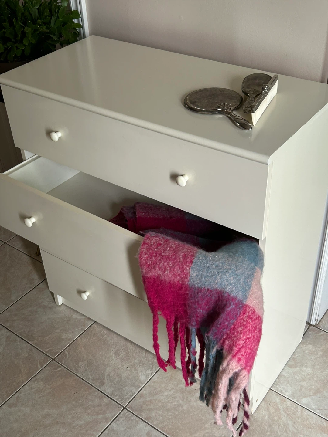 Offwhite 4-Drawer Dresser - photo 3