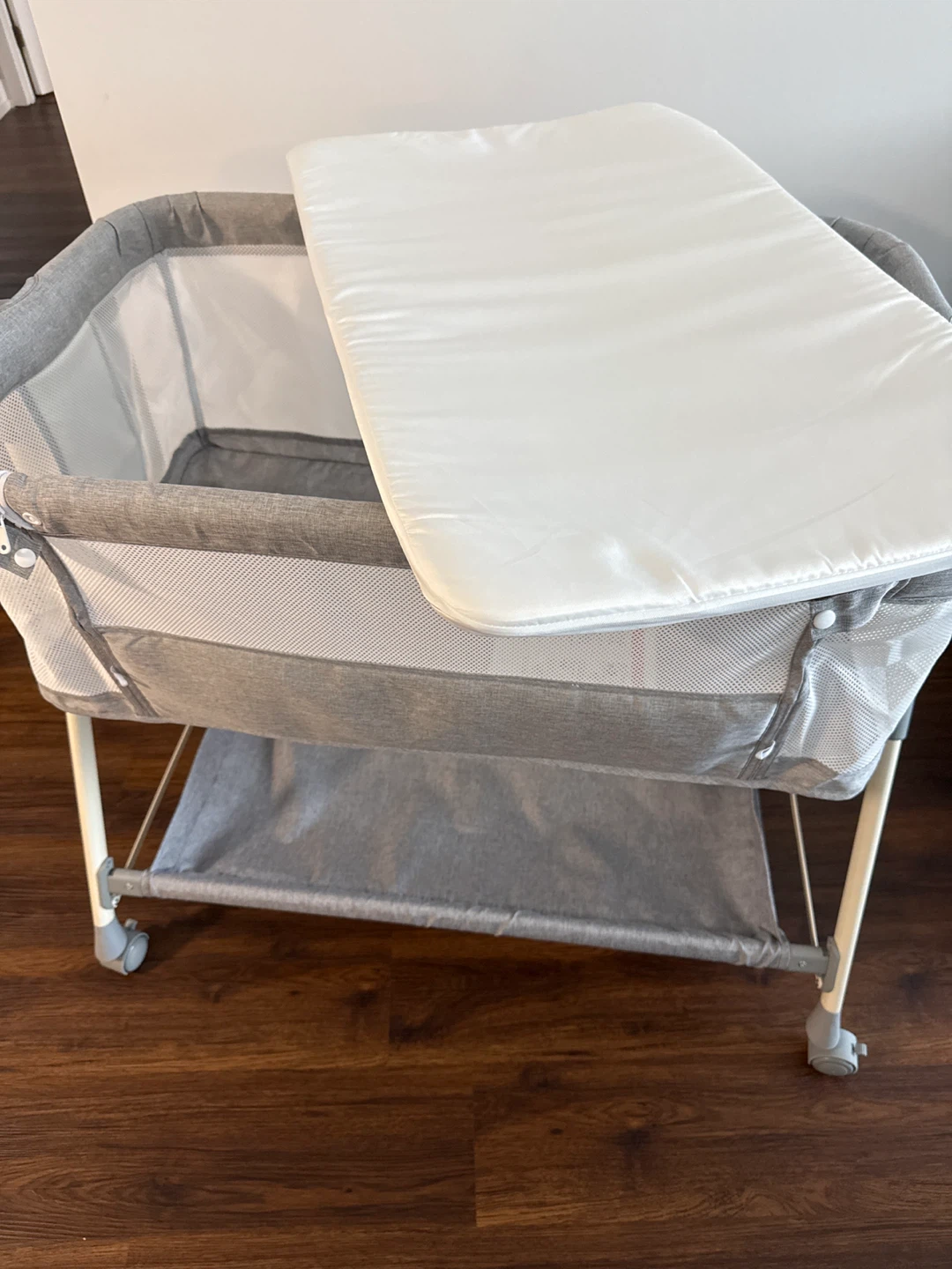 Portable Bassinet with Mattress and Bedding
