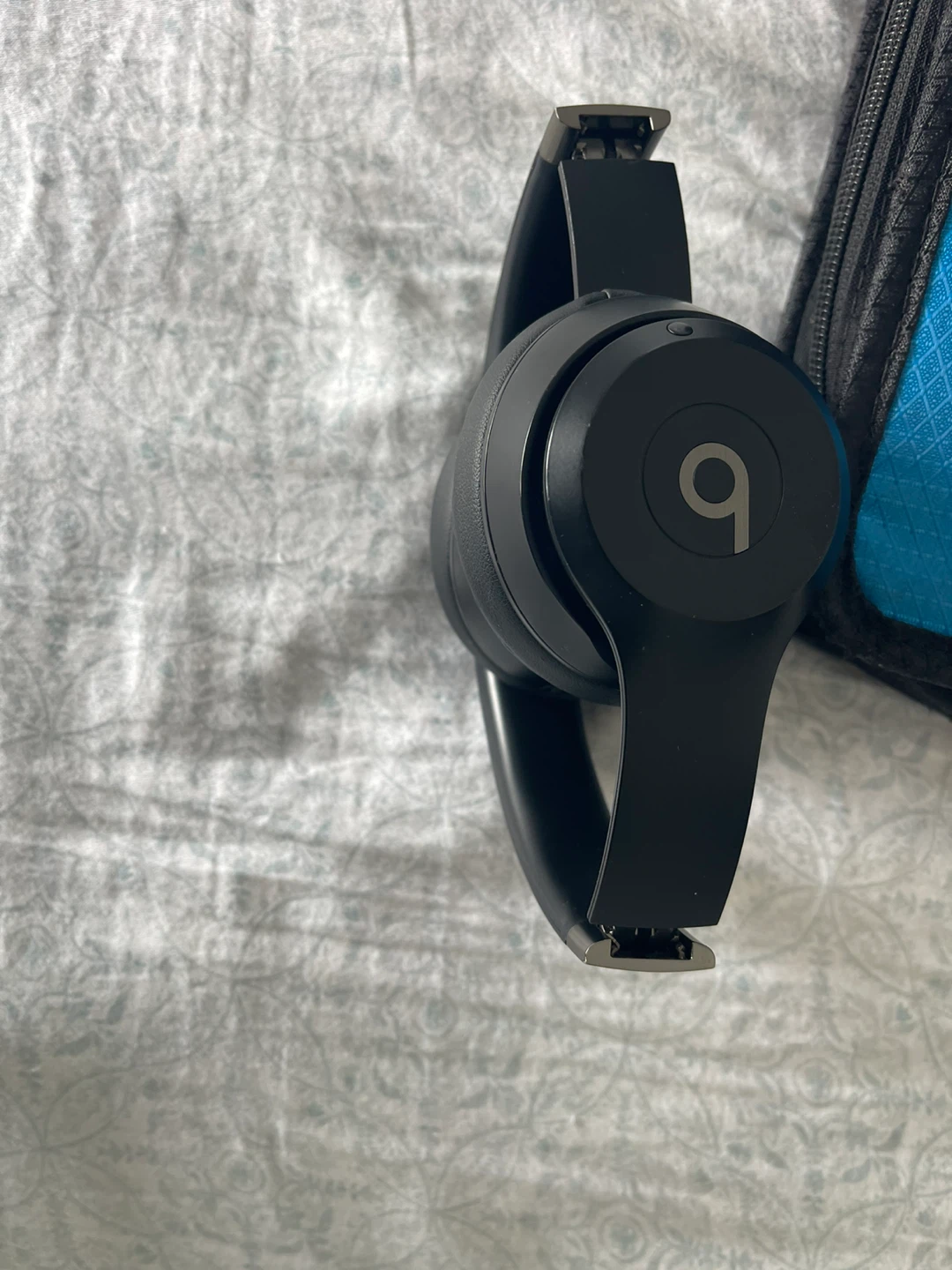 Black Beats Solo 4 Wireless Headphones with Case - photo 4