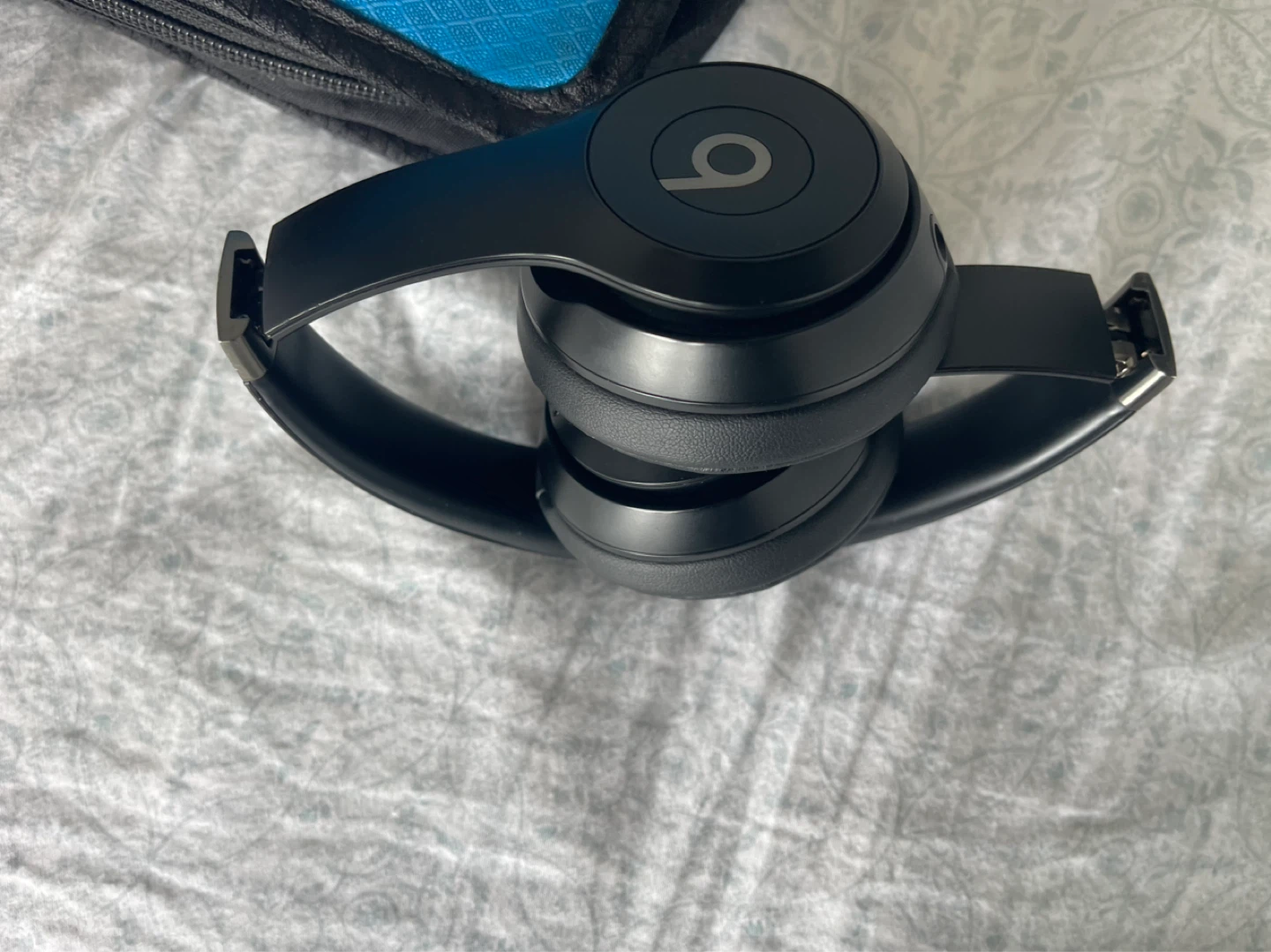 Black Beats Solo 4 Wireless Headphones with Case - photo 3