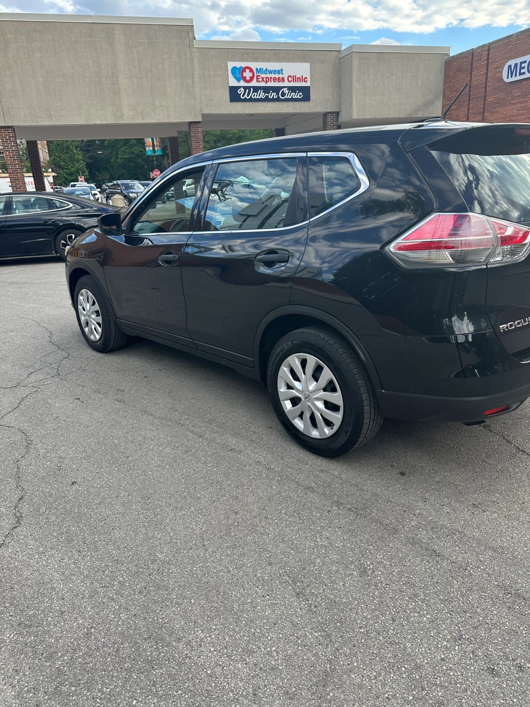 Black Nissan Rogue SUV 2016 - photo 5