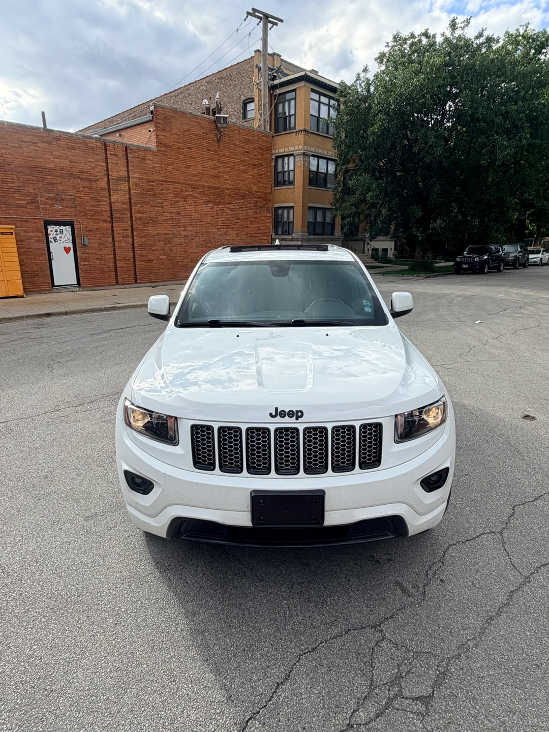 2014 White Jeep Grand Cherokee SUV