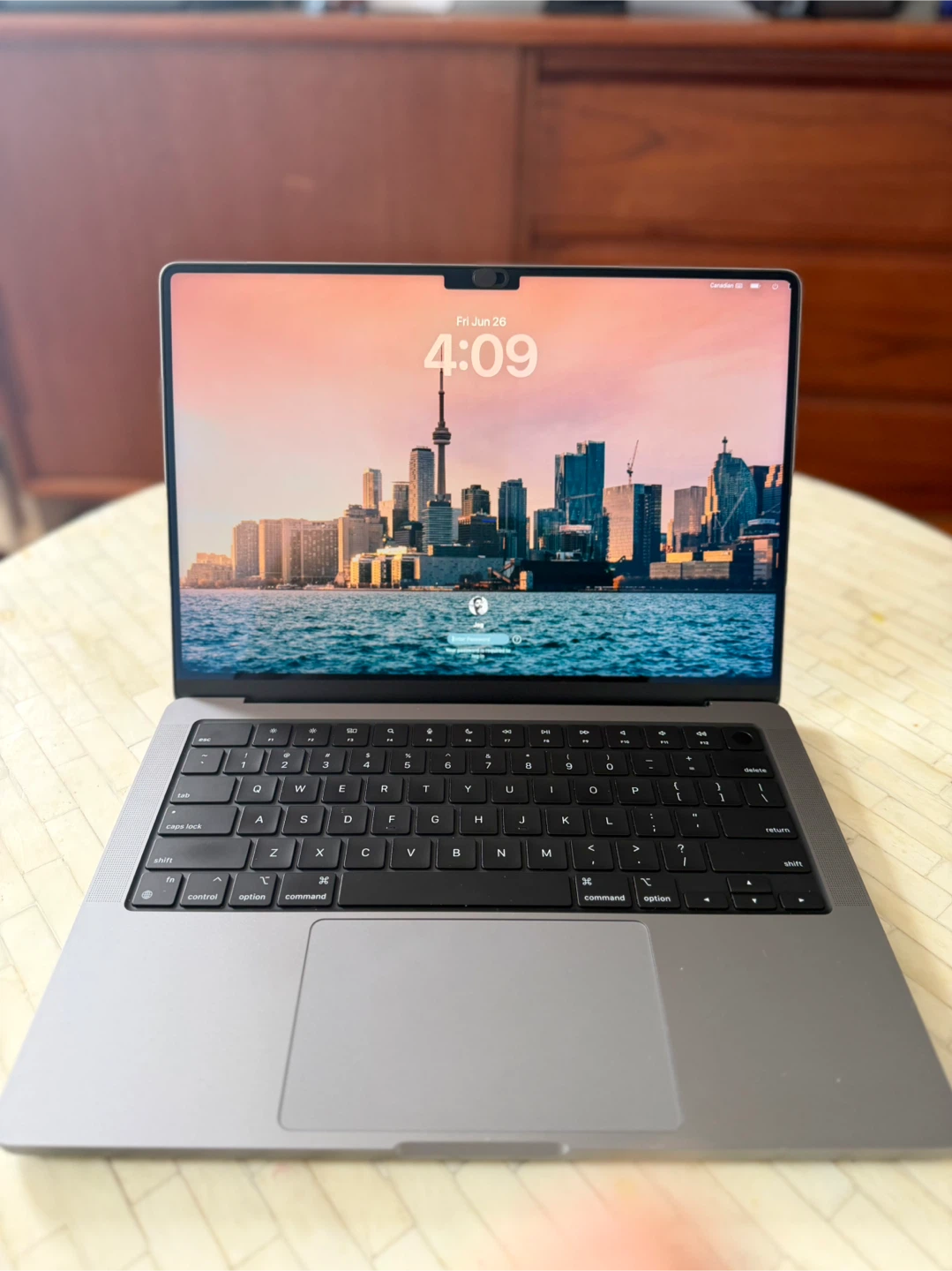 MacBook Pro 14” M3 16GB 512GB - Like New - photo 2