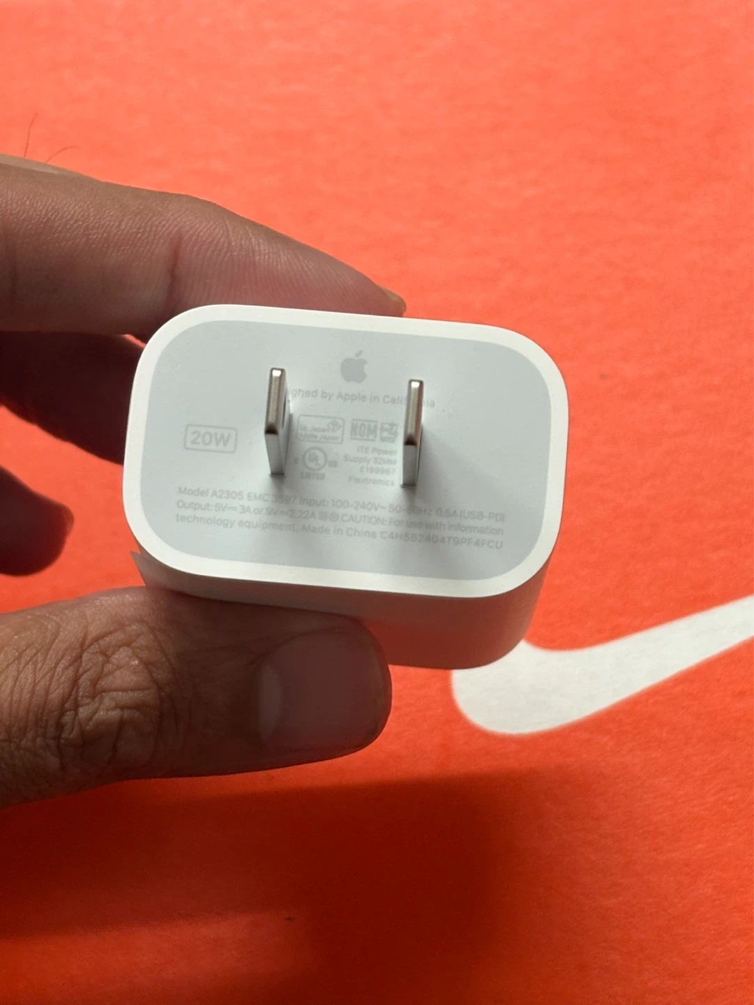 Apple 20W USB-C Power Adapter - photo 3
