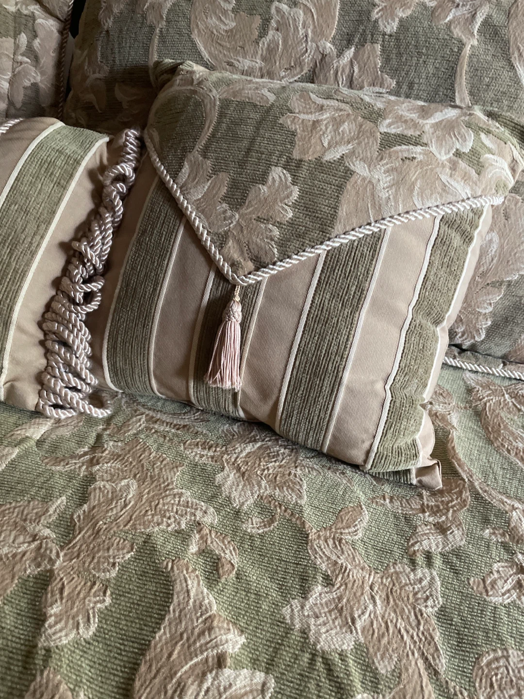 King comforter with a vent pillows and matching vanity chair - photo 3