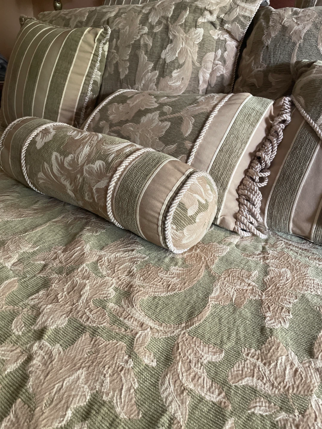 King comforter with a vent pillows and matching vanity chair - photo 2