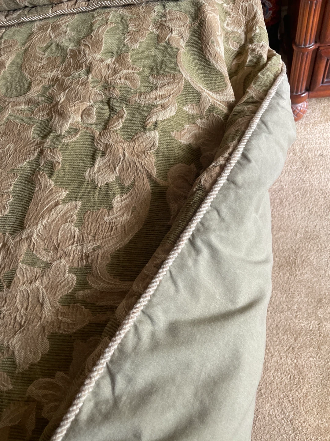 King comforter with a vent pillows and matching vanity chair - photo 4