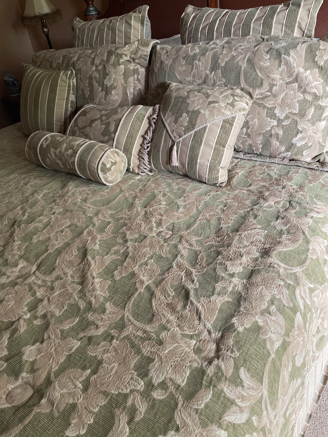 King comforter with a vent pillows and matching vanity chair